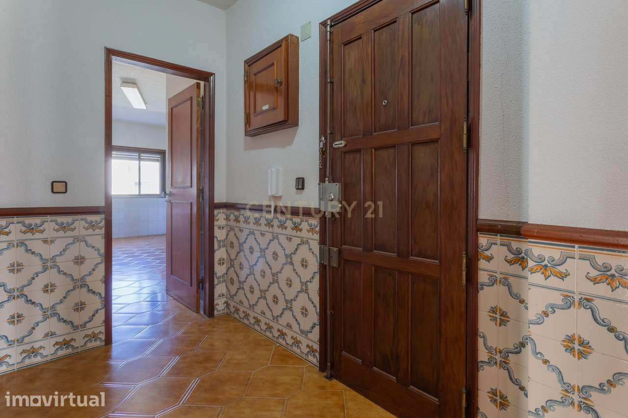 Apartamento T3 com Varanda em Localização Central - Grande imagem: 2/29