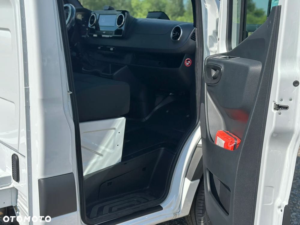 Mercedes-Benz Sprinter - 13