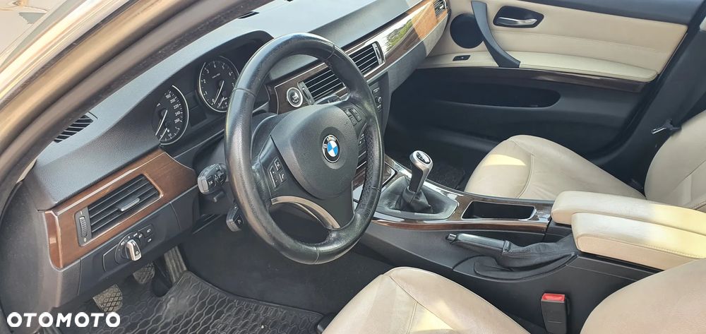 BMW Seria 3 325i Edition Exclusive - 36