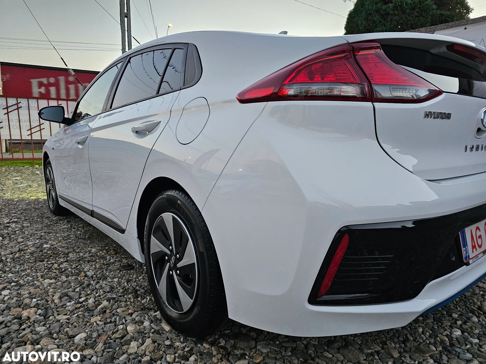 Hyundai IONIQ - 10