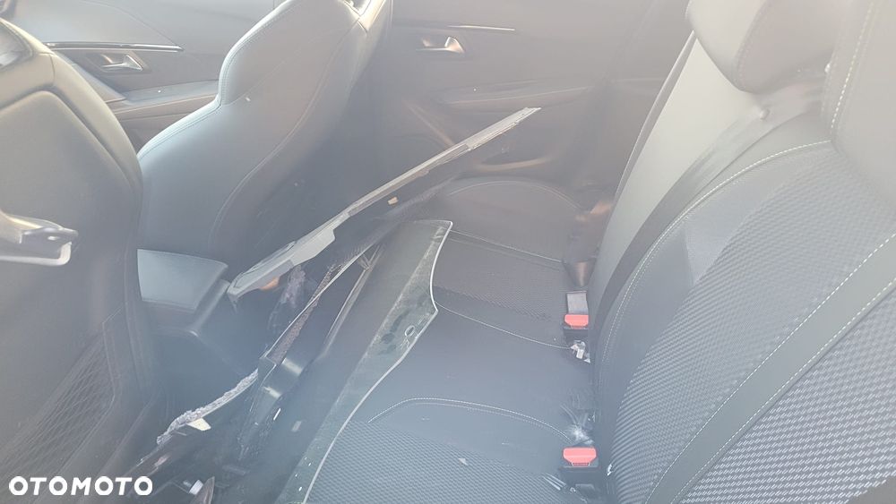 Peugeot 208 Hybrid 136 e-DSC6 GT - 12