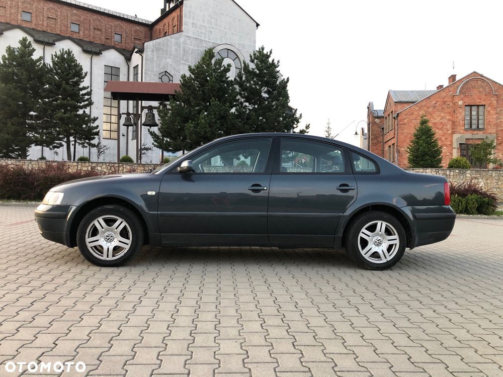 Volkswagen Passat 2.3 V5 Highline - 4