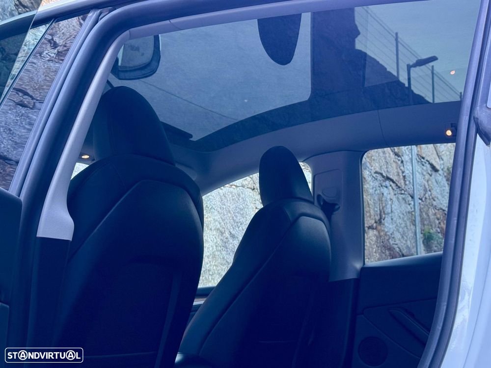 Tesla Model Y Long Range Dual Motor AWD - 29
