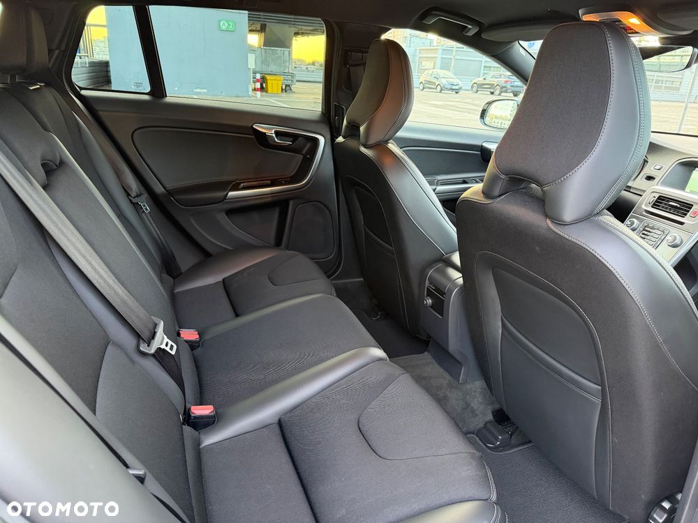 Volvo V60 Cross Country D3 Drive-E Momentum - 13