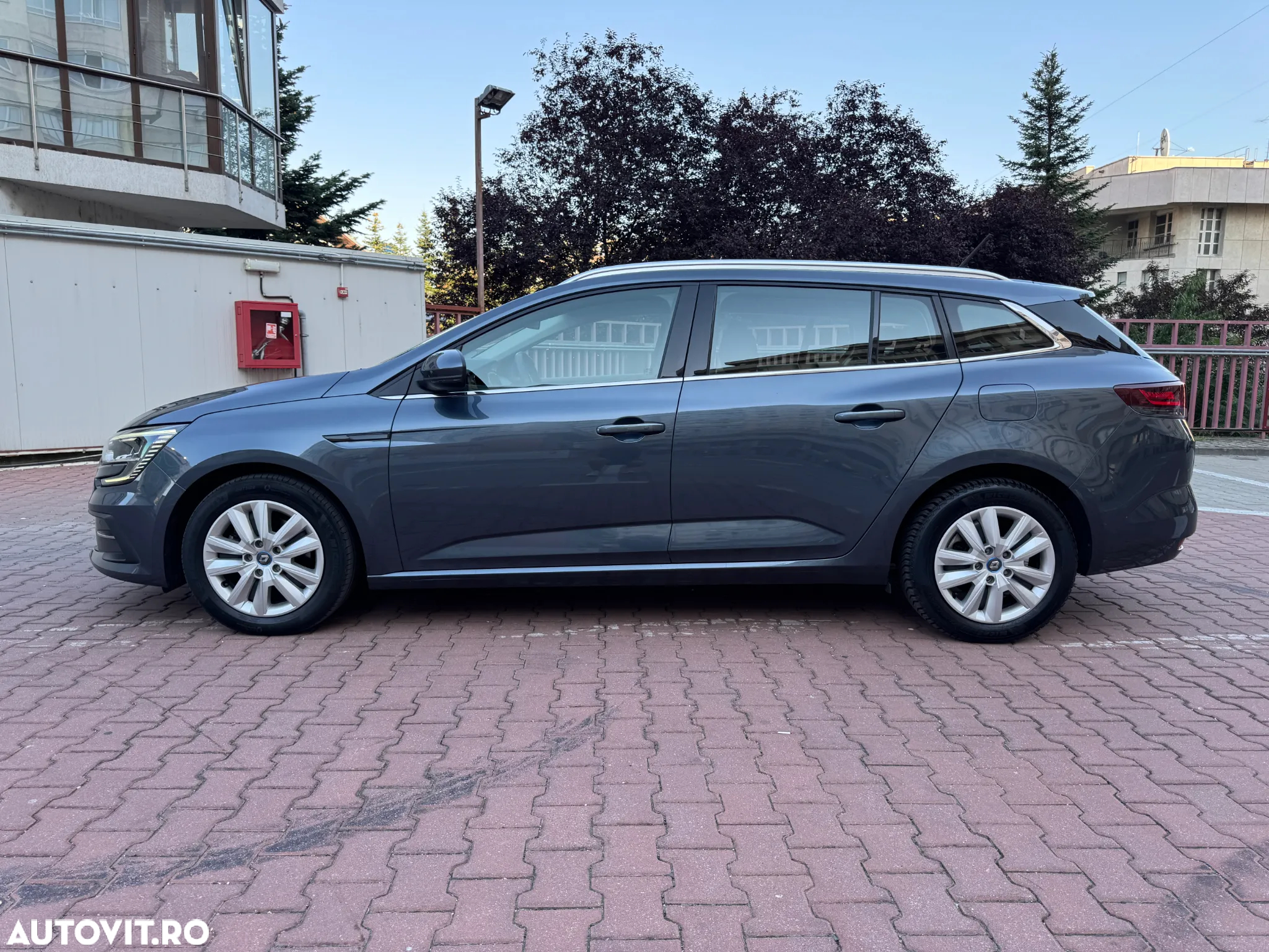 Renault Megane Grandtour E-TECH Plug-in 160 BUSINESS EDITION - 8