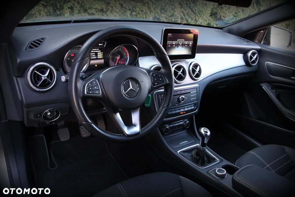 Mercedes-Benz CLA 180 Urban - 11