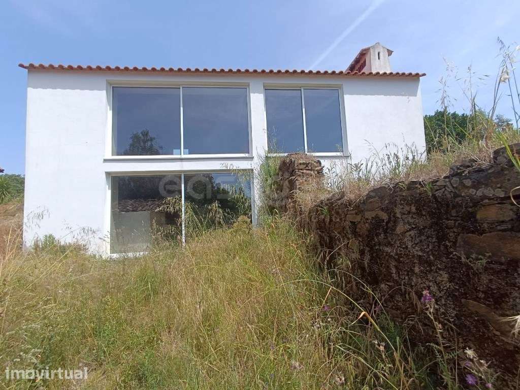 Moradia para remodelação em cenário tranquilo e isolado - Grande imagem: 2/17