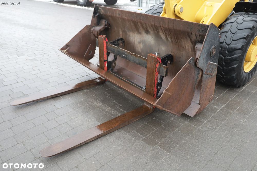 Caterpillar CAT 906M - 18