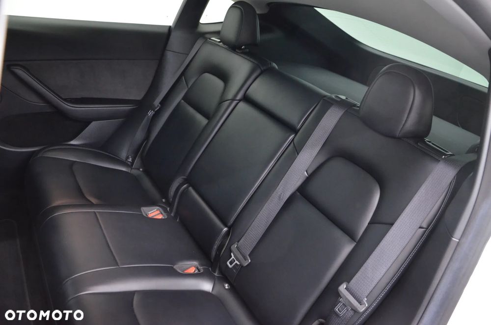 Tesla Model Y Long Range AWD - 13