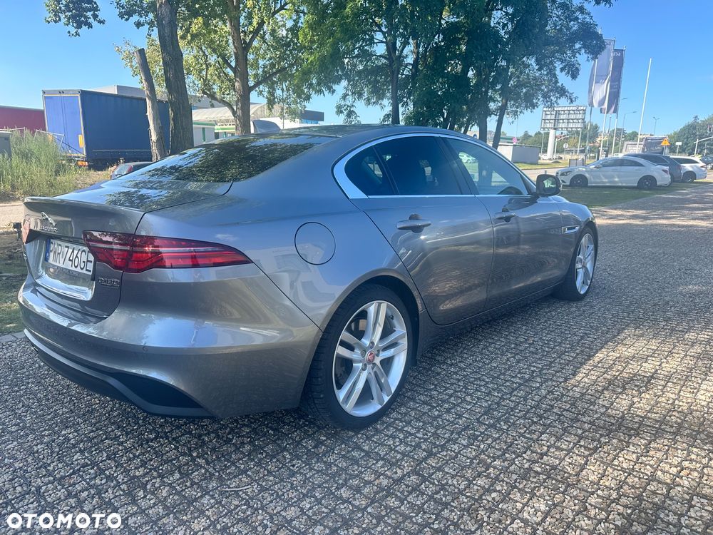 Jaguar XE 2.0 D180 R-Dynamic S - 31
