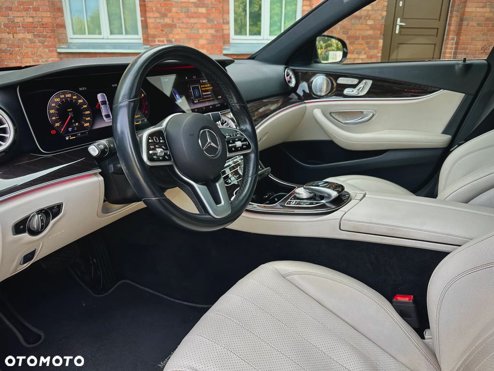 Mercedes-Benz Klasa E 300 9G-TRONIC AMG Line - 24