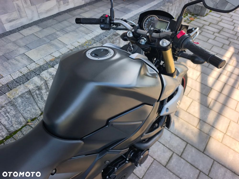 Suzuki GSR - 24