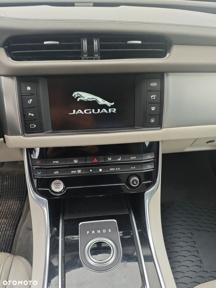 Jaguar XF 20d Prestige - 12