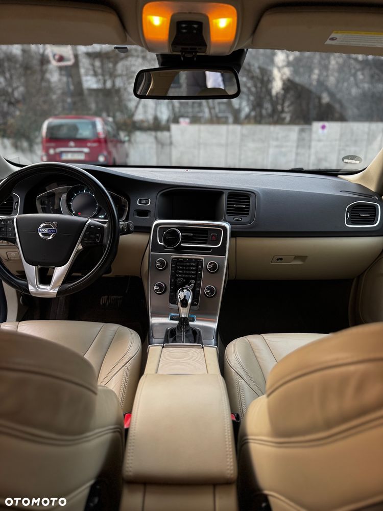 Volvo V60 D6 AWD Plug-in Hybrid R-Design Summum - 7