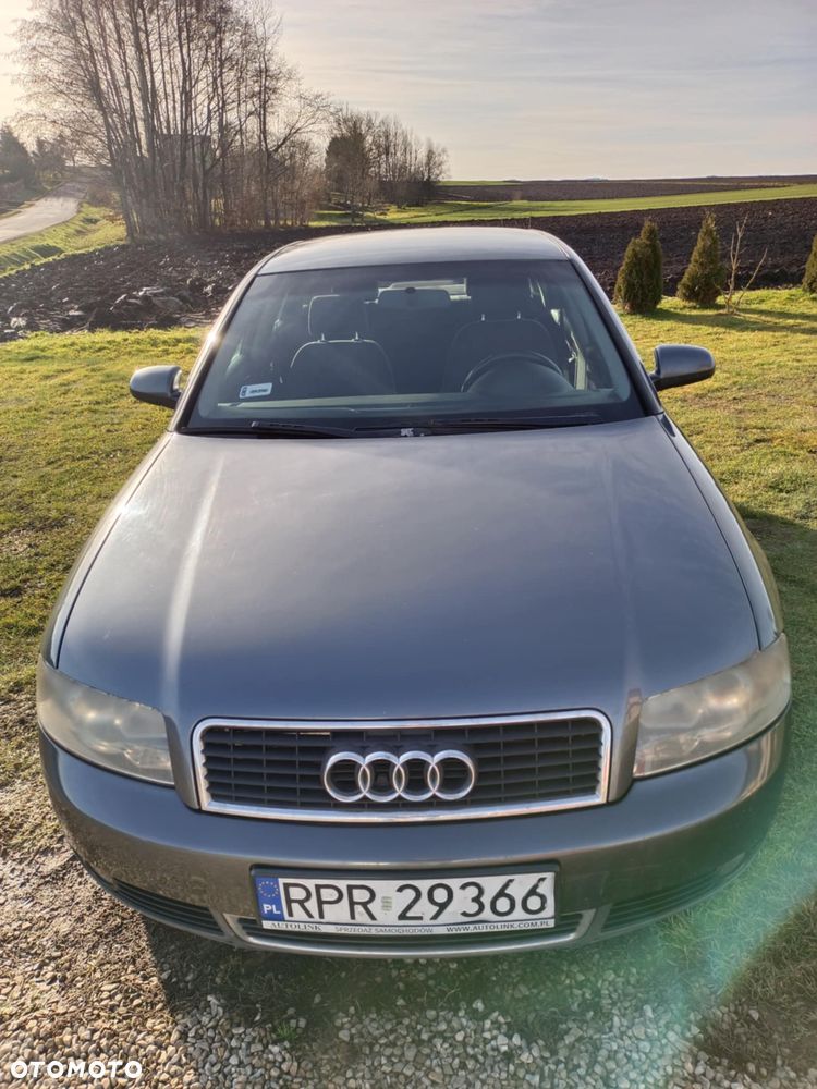 Audi A4 Limousine - 1