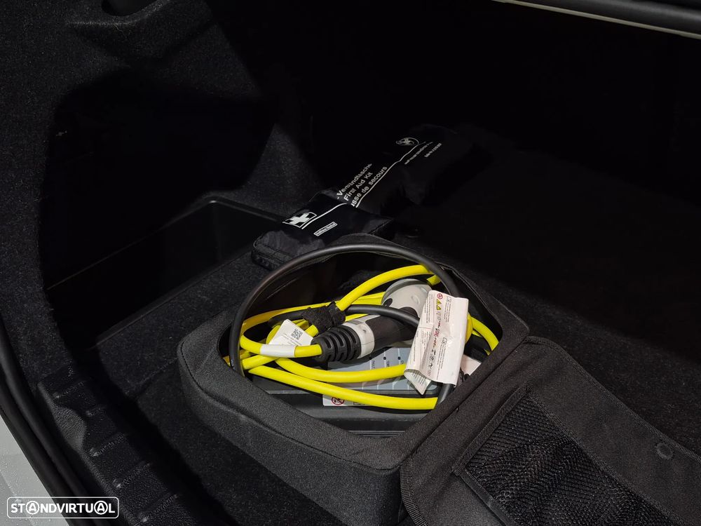 BMW 330 e iPerformance Pack M - 38