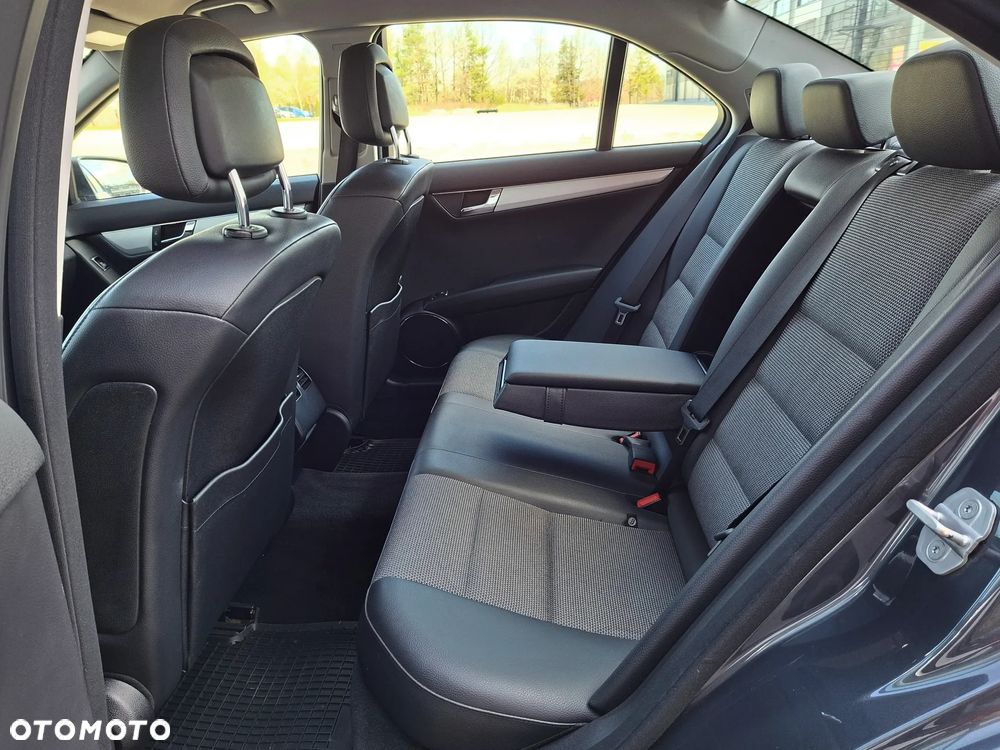 Mercedes-Benz Klasa C 180 CGI BlueEFFICIENCY Avantgarde - 17