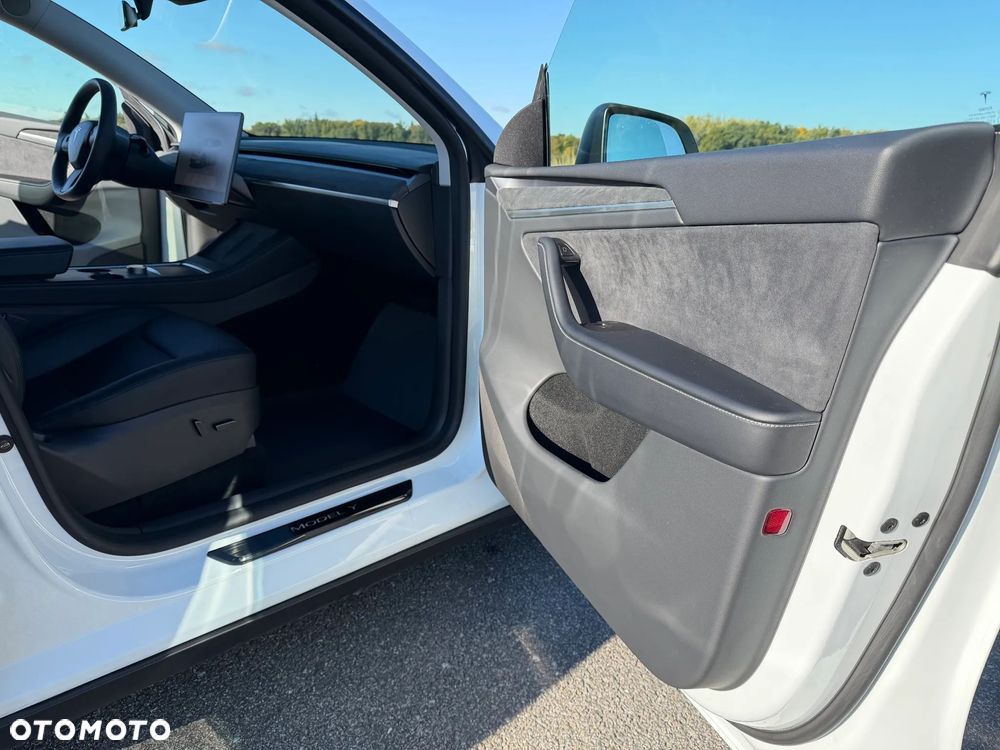Tesla Model Y Long Range AWD - 28