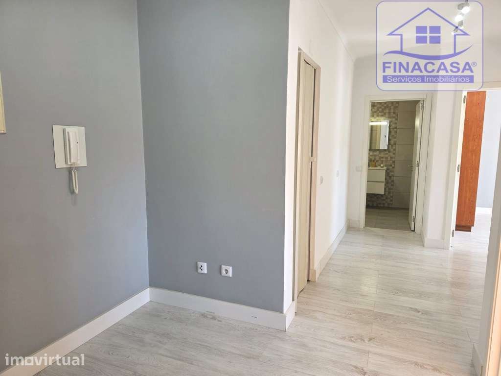 EXCLUSIVO - Apartamento T2 remodelado com boas áreas - Vale do Cobr... - Grande imagem: 5/21