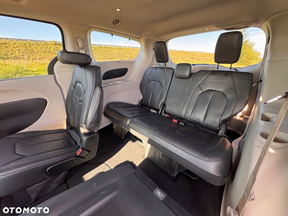 Chrysler Pacifica - 11