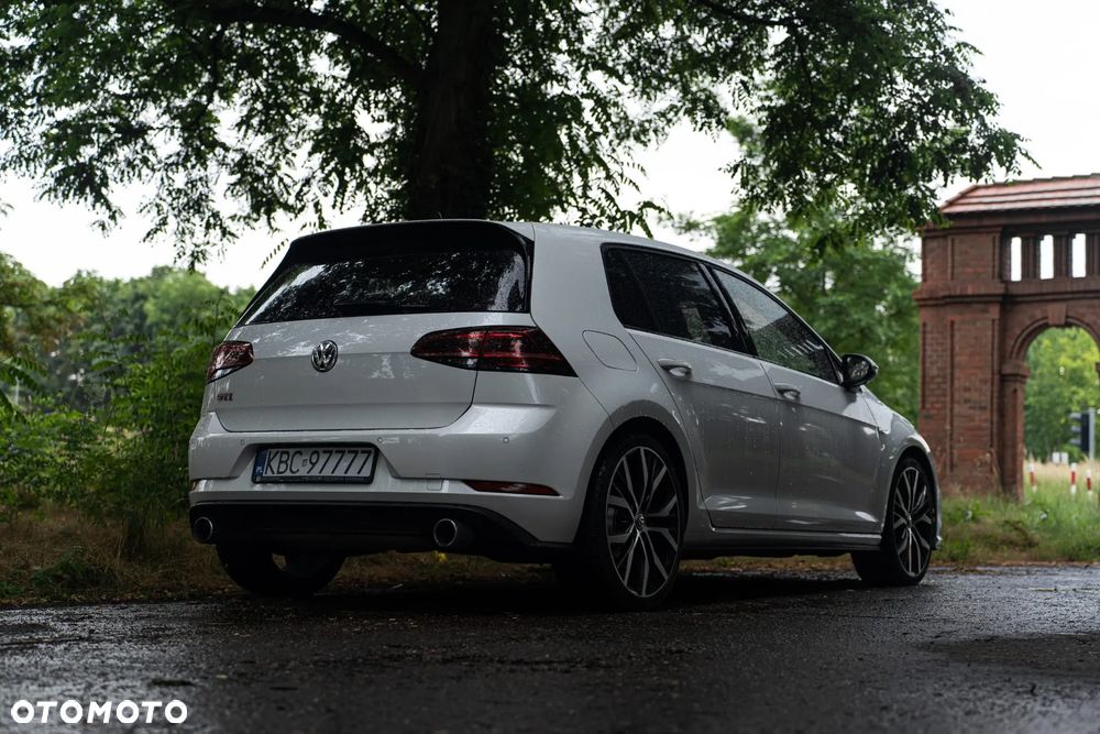Volkswagen Golf - 1