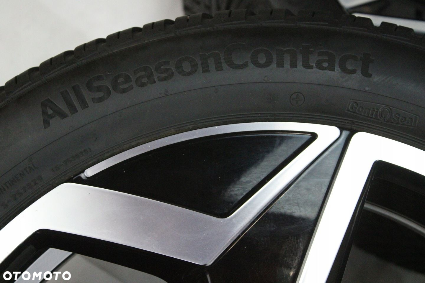 KOŁA FELGI ALUMINIOWE 19" VW ID.3 7,5J 215/50/R19 CONTINENTAL ALLSEASON - 4