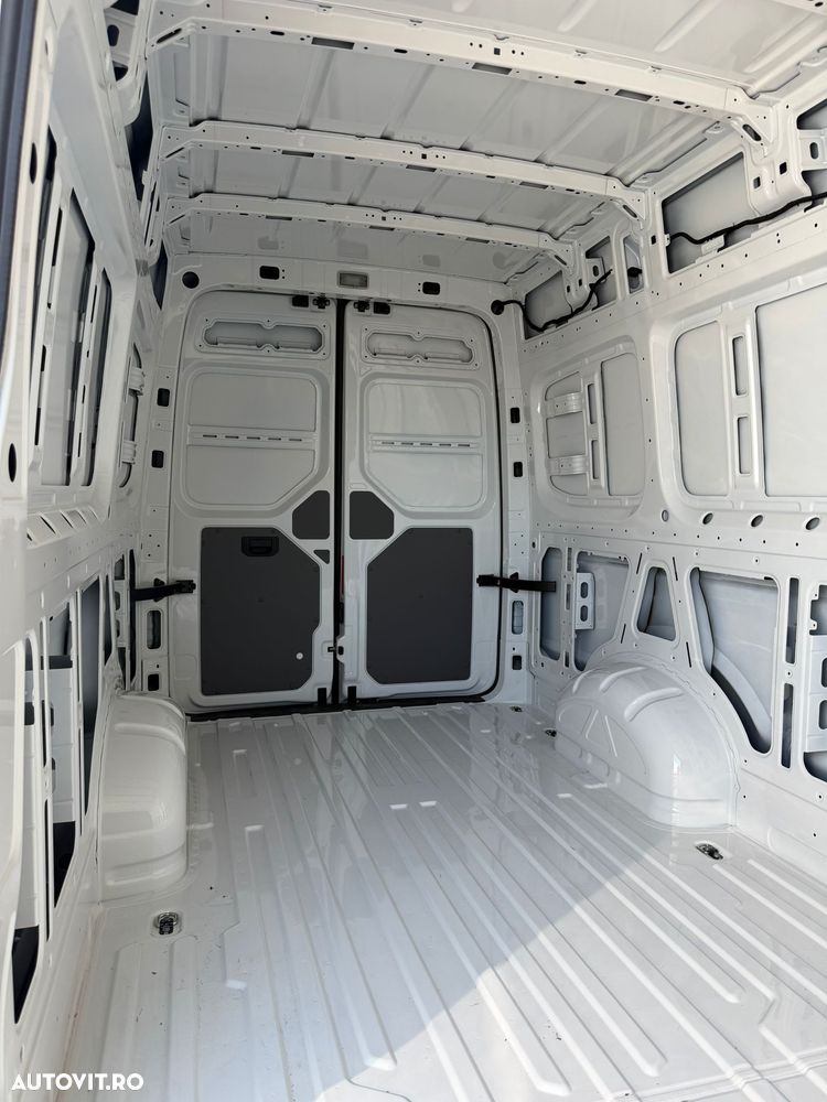 Volkswagen Crafter 3.5 CD Sasiu L4 FWD 103kW AG8 - 6