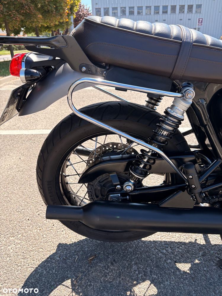 Triumph Bonneville - 9