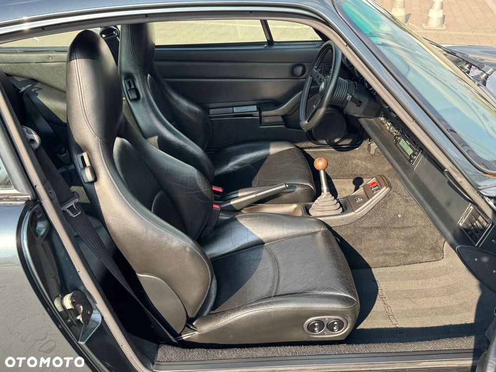 Porsche 911 Carrera - 28