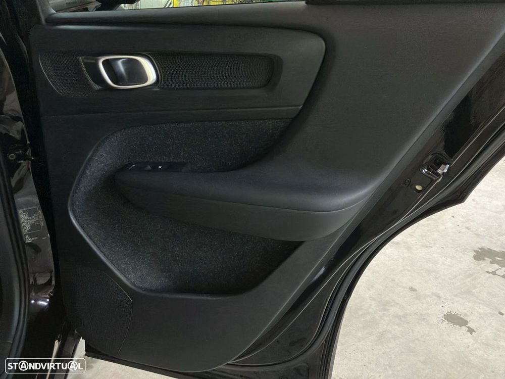 Volvo XC 40 1.5 T3 Momentum Plus - 24