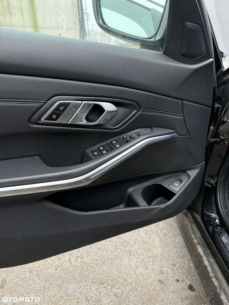 BMW Seria 3 330i xDrive - 12
