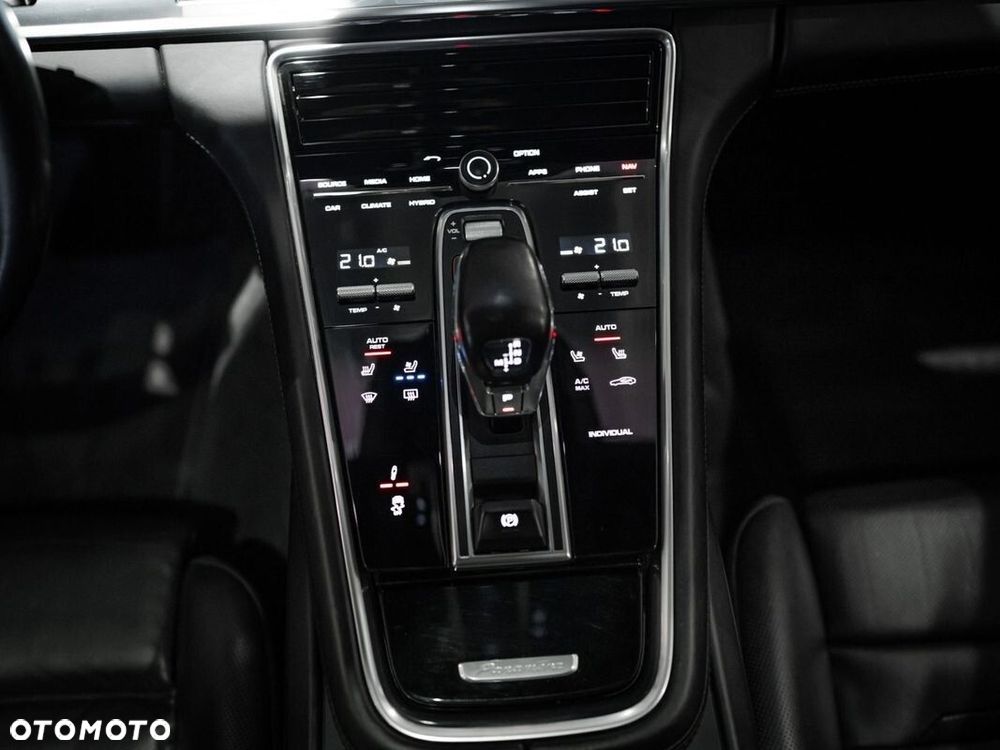 Porsche Panamera 4 E-Hybrid 10 Years Edition - 30