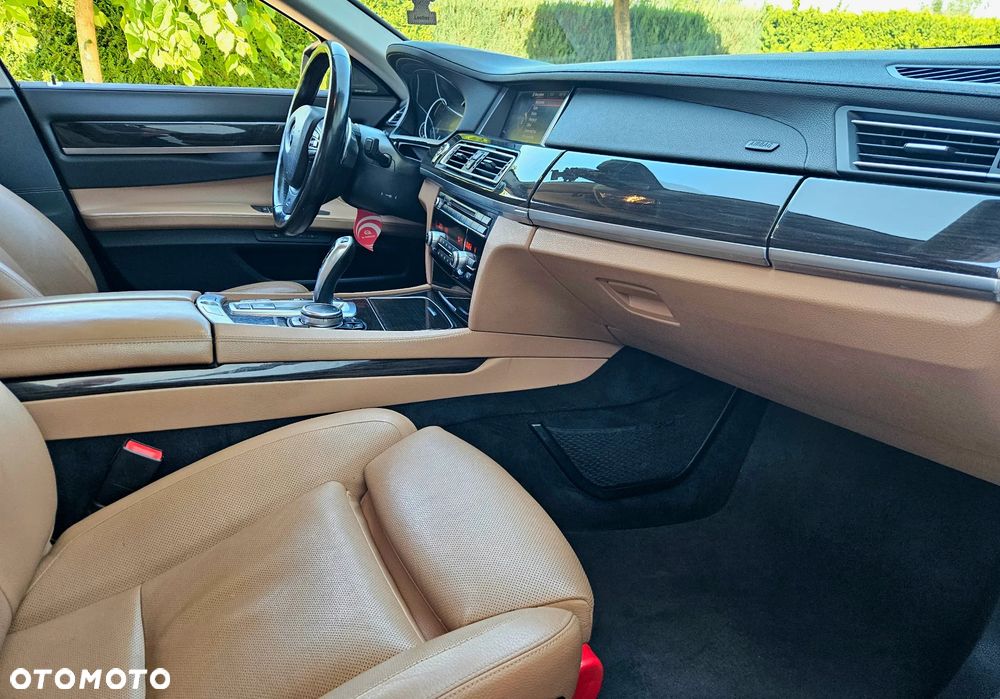 BMW Seria 7 740d - 29