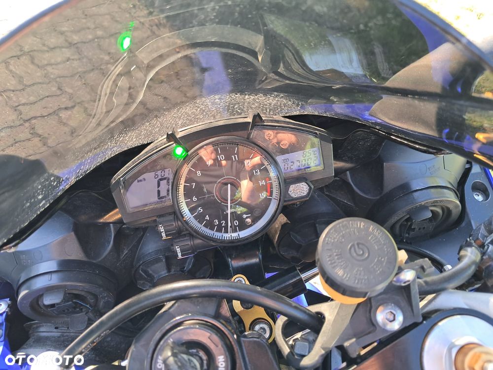Yamaha R1 - 6