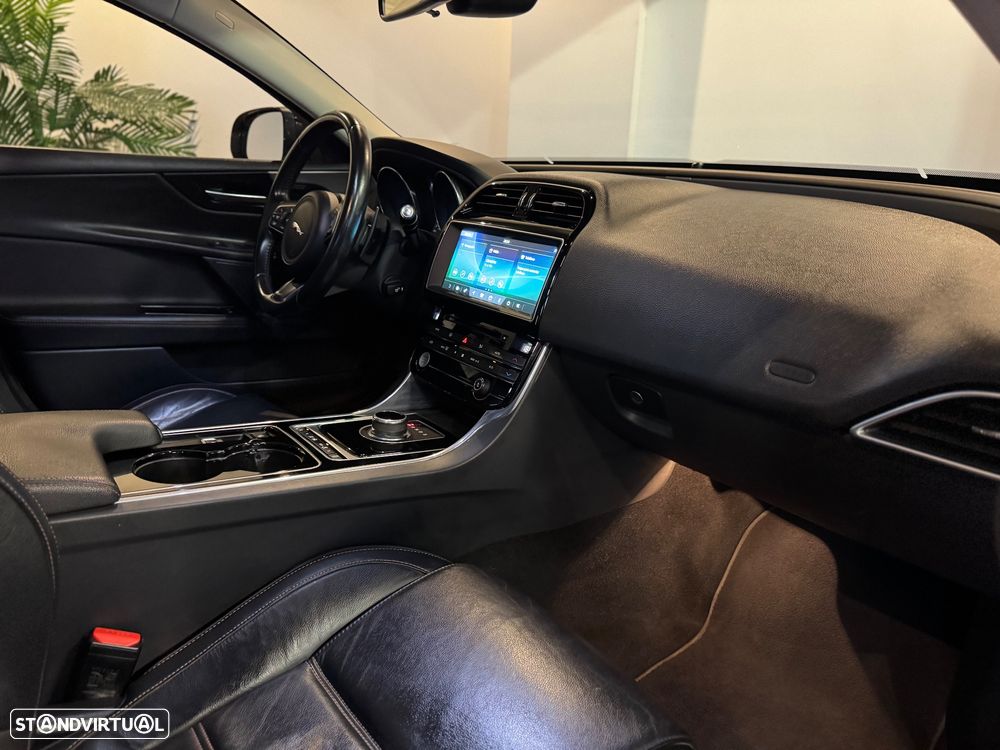 Jaguar XE 2.0 D R-Dynamic HSE - 26