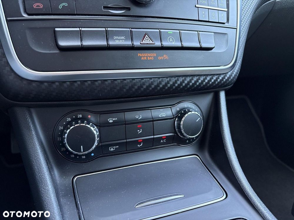 Mercedes-Benz GLA 180 7G-DCT - 26