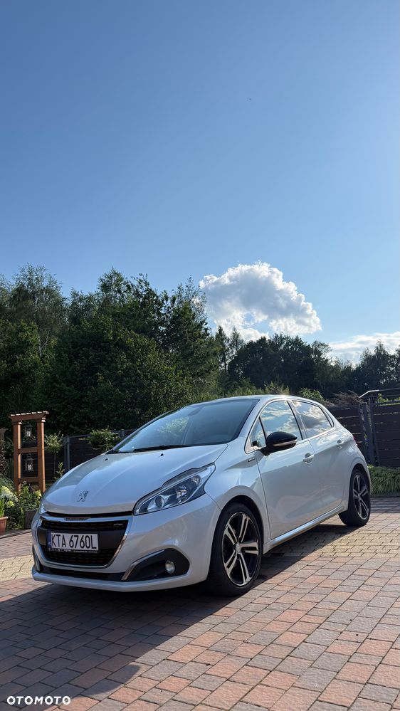 Peugeot 208 - 8