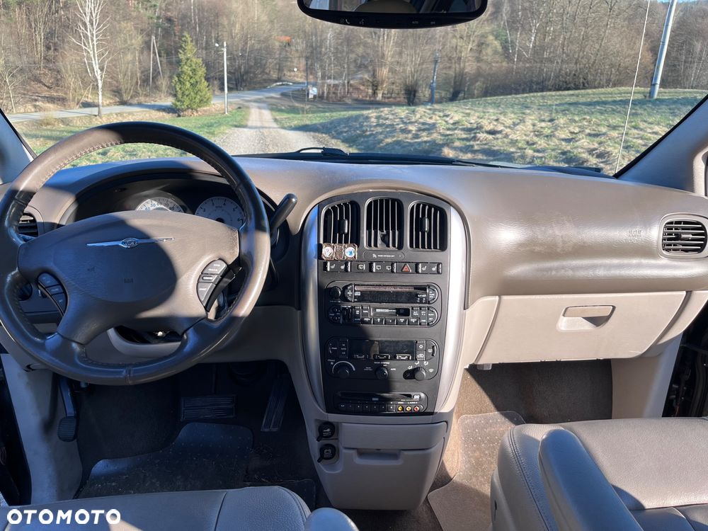 Chrysler Town & Country - 8