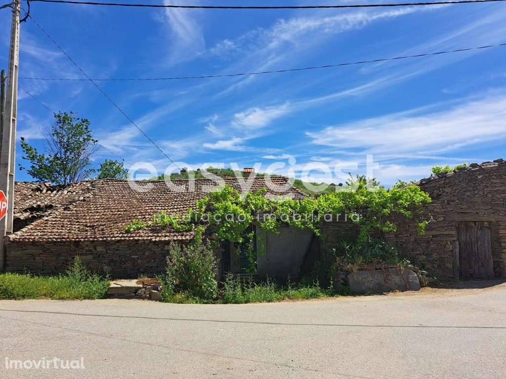 Moradia para recuperar na aldeia de Nozelos, Torre de Moncorvo. - Grande imagem: 2/15