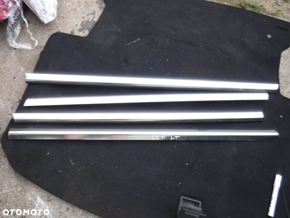 Mercedes CLA W117 sedan listwa zgarniajaca przyszybowa chrom przod lewa - 2