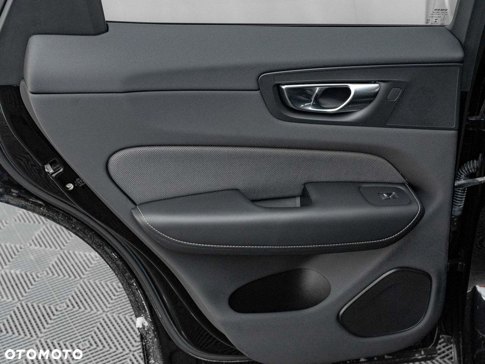 Volvo XC 60 B4 B Plus Dark - 23