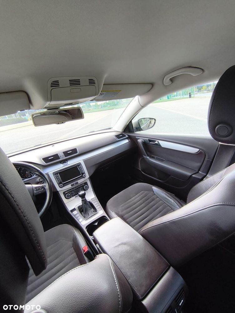 Volkswagen Passat 2.0 TDI DPF Highline - 14