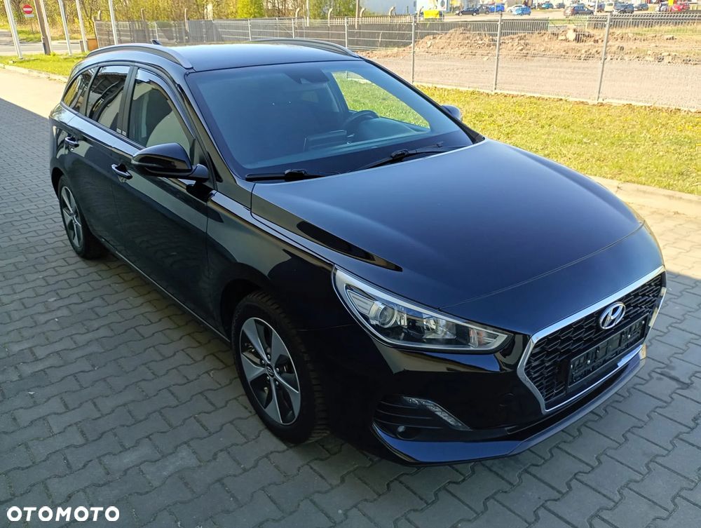 Hyundai i30 1.6 CRDI DCT Intro - 1