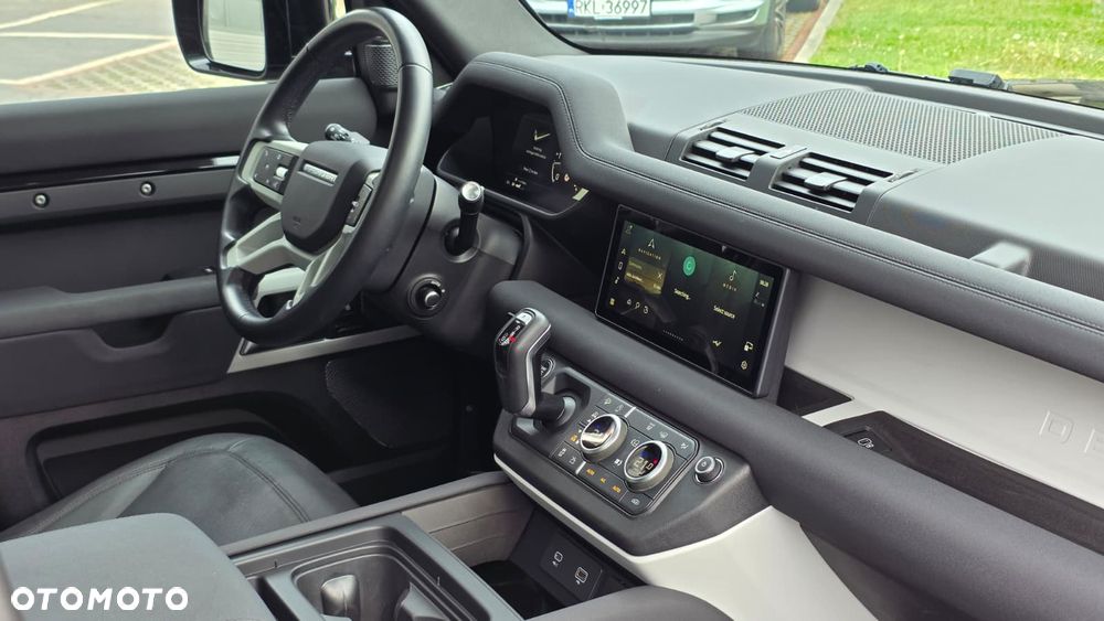 Land Rover Defender - 21