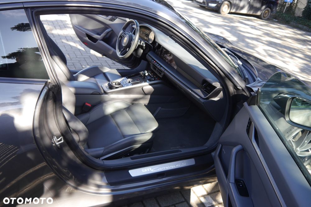 Porsche 911 Carrera 4S - 22