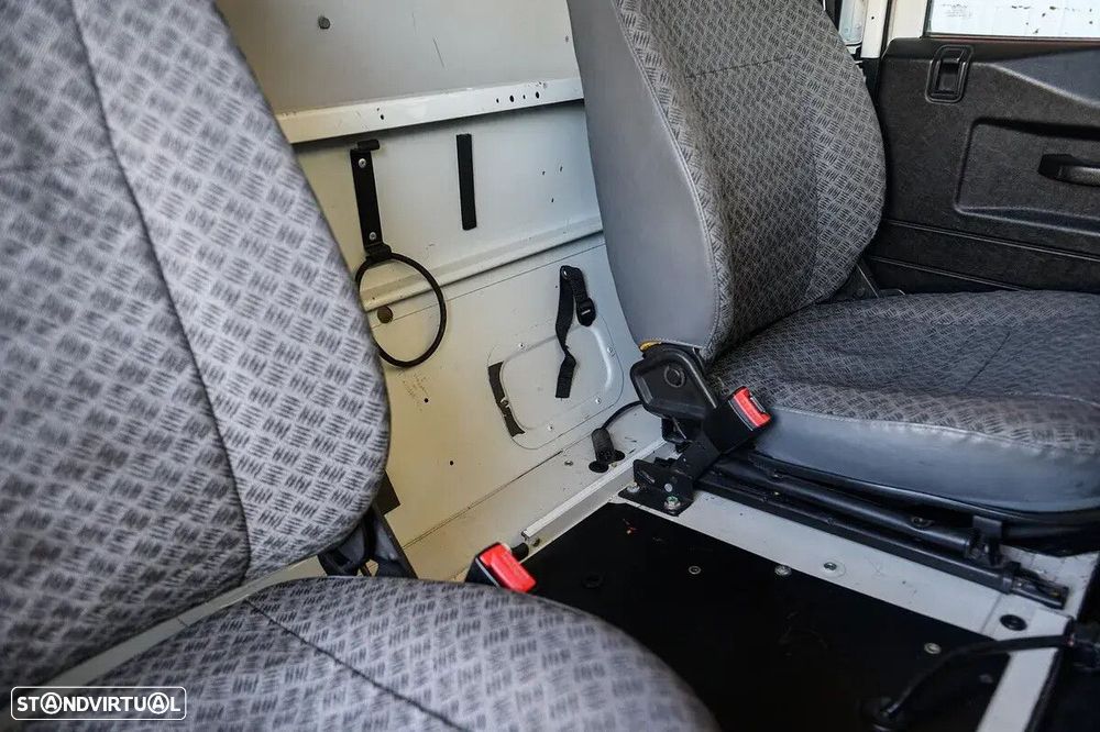 Land Rover Defender 90 2.5 Td5 E - 27