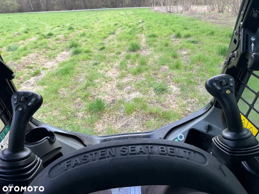 Bobcat S450 ładowarka 4x4 wózek terenowy. Łyżka. Pełne sterowanie z dżojstika jazda i praca. Aktualne serwisy DEKRA 2026r. Dokumentacja Pełna. Silnik Kubota 4cyl 55km. Maszyna Jak Nowa z Salonu! Pochodzi z Norweskiego Gospodarstwa! 2019 rok 1880 mtg! Zero luzów i wycieków. Bardzo mocna i wydajna maszyna o małych gabarytach! Idealna do stajni oraz Budownictwa. OKAZJA TANIO 3 wyjścia Hydrauliczne pod urządzenia!! - 12