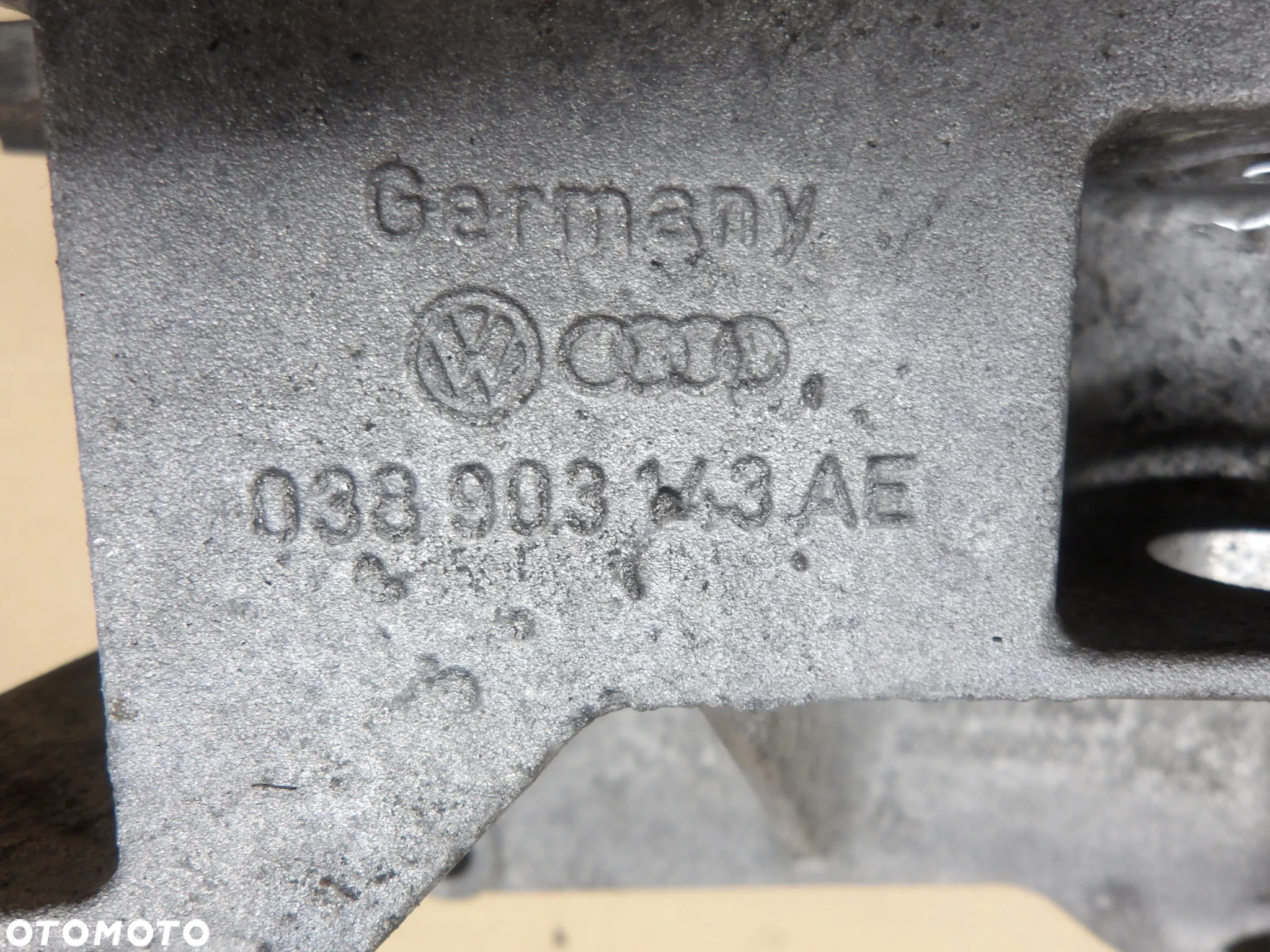 PASSAT B5 FL SEDAN 1.9TDI ŁAPA WSPORNIK ALTERNATORA 038903143AE - 5