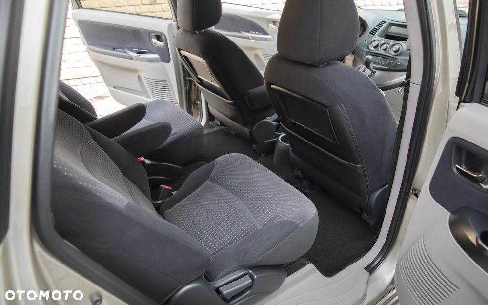 Mitsubishi Grandis 2.4 Intense - 27