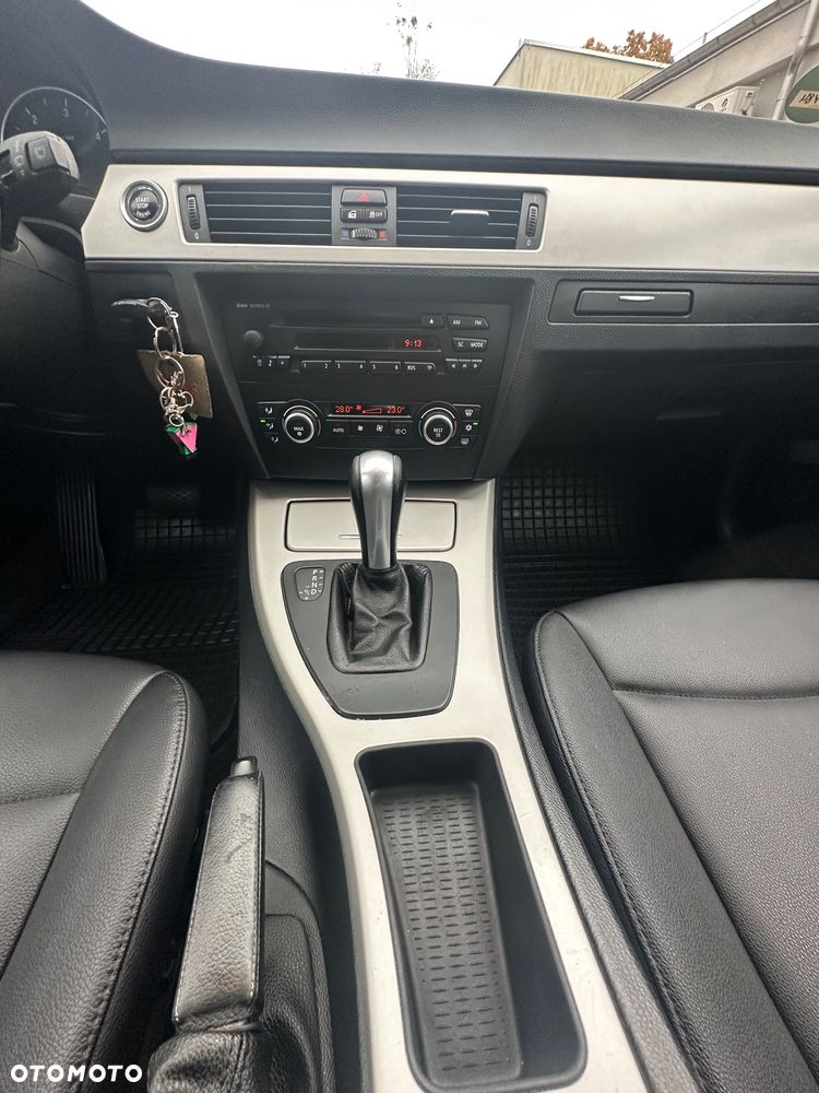 BMW Seria 3 320d DPF Touring - 19